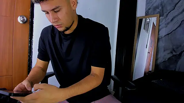 Snapshot of Alan-Smith1 chatting on December 5, 7:32 pm Alan-Smith1 online show from December 5, 7:32 pm