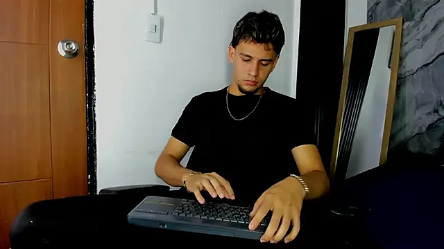 Snapshot of Alan-Smith1 chatting on December 16, 8:25 pm Alan-Smith1 online show from December 16, 8:25 pm