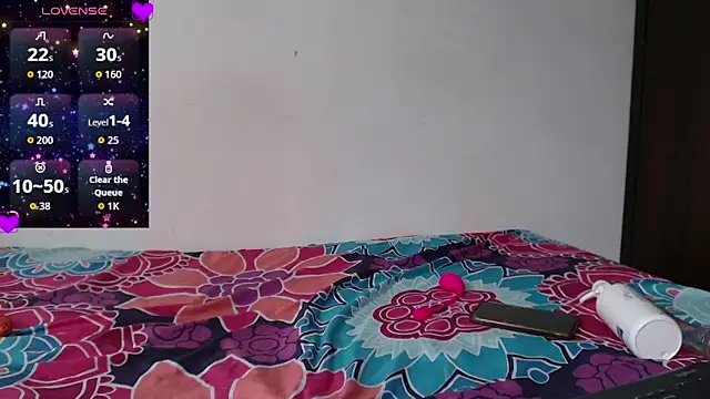 Snapshot of Nikki__uwu chatting on December 13, 7:53 pm Nikki uwu online show from December 13, 7:53 pm