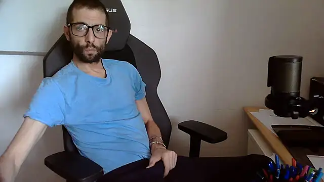 Snapshot of topg84 chatting on June 14, 1:46 pm topg84 online show from June 14, 1:46 pm