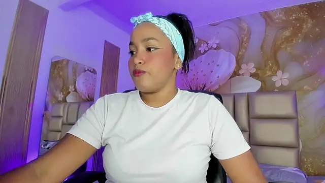 NahomiWalker  online show from December 4, 7:22 pm