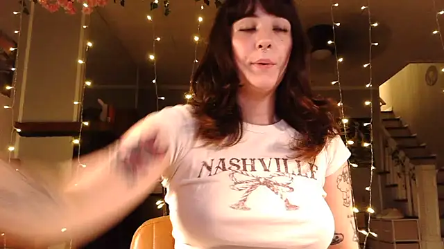Snapshot of Trickylucy555 chatting on June 16, 3:42 am Trickylucy555 online show from June 16, 3:42 am