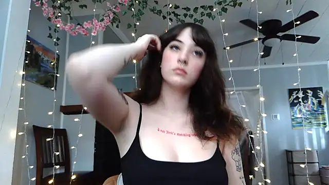 Snapshot of Trickylucy555 chatting on July 6, 7:49 pm Trickylucy555 online show from July 6, 7:49 pm