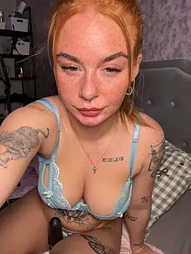 Snapshot of Ellieskyyee1 chatting on March 1, 11:18 pm Ellieskyyee1 online show from March 1, 11:18 pm