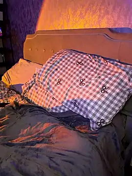 Snapshot of Ellieskyyee1 chatting on March 6, 9:22 pm Ellieskyyee1 online show from March 6, 9:22 pm