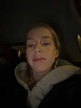 Snapshot of kira_mia chatting on December 1, 3:28 pm kira mia online show from December 1, 3:28 pm