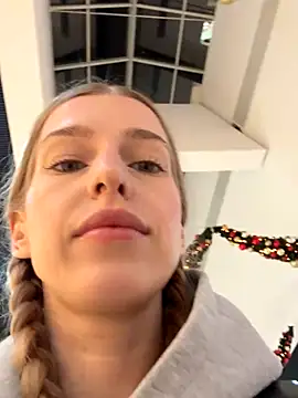 Snapshot of kira_mia chatting on December 4, 3:21 pm kira mia online show from December 4, 3:21 pm