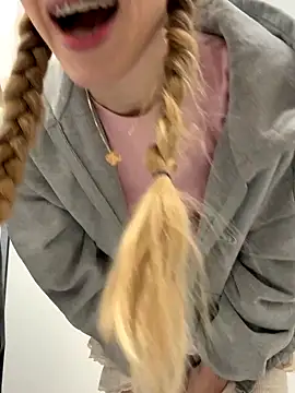 Snapshot of kira_mia chatting on December 13, 7:53 pm kira mia online show from December 13, 7:53 pm