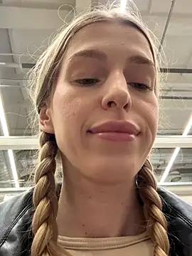 Snapshot of kira_mia chatting on December 16, 3:39 pm kira mia online show from December 16, 3:39 pm