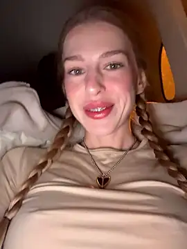 kira mia online show from January 16, 4:22 pm