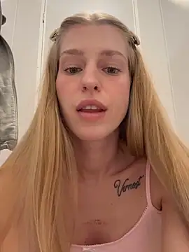 kira mia online show from June 16, 4:20 pm