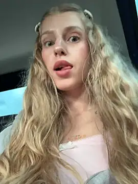 kira mia online show from July 4, 4:13 pm