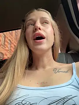 kira mia online show from July 21, 4:31 pm