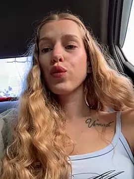 kira mia online show from July 28, 4:39 pm
