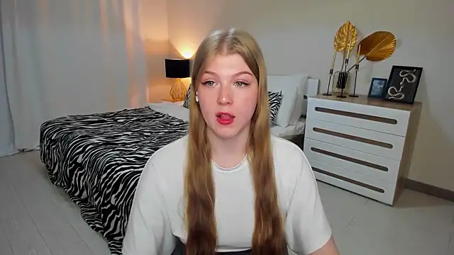 Snapshot of Stella_Light chatting on June 3, 2:33 pm Stella Light online show from June 3, 2:33 pm