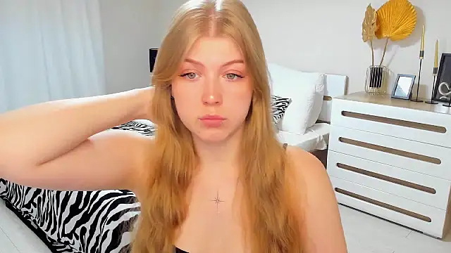 Snapshot of Stella_Light chatting on August 4, 4:37 am Stella Light online show from August 4, 4:37 am