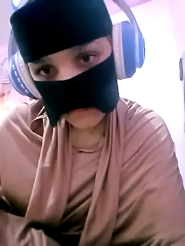 Snapshot of SandyAmr chatting on February 9, 9:24 am SandyAmr online show from February 9, 9:24 am