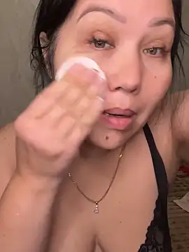 Snapshot of Love__Mom chatting on December 17, 7:09 pm Love Mom online show from December 17, 7:09 pm