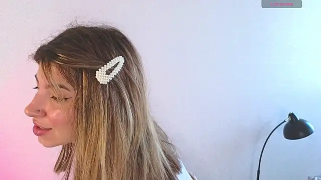 Snapshot of KiraBlushy chatting on October 29, 9:22 am KiraBlushy online show from October 29, 9:22 am