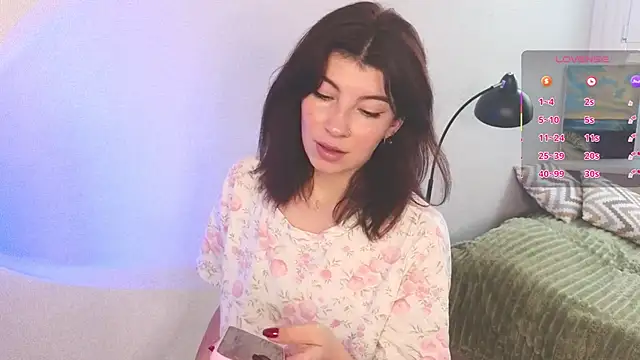 Snapshot of KiraBlushy chatting on November 15, 6:33 am KiraBlushy online show from November 15, 6:33 am