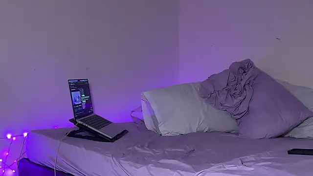 Snapshot of Dulce765b chatting on February 28, 2:12 am Dulce765b online show from February 28, 2:12 am