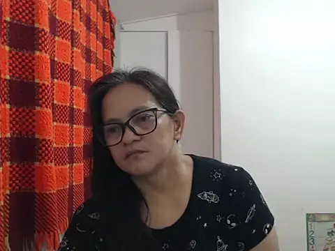 Snapshot of Kinkybela2025 chatting on August 2, 10:52 pm Kinkybela2025 online show from August 2, 10:52 pm