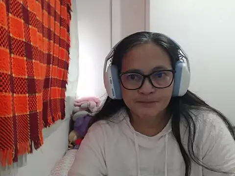 Snapshot of Kinkybela2025 chatting on August 8, 3:08 am Kinkybela2025 online show from August 8, 3:08 am