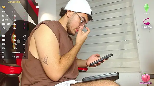 Snapshot of Zac_Golden chatting on May 7, 11:59 am Zac Golden online show from May 7, 11:59 am