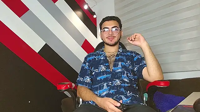Snapshot of Zac_Golden chatting on June 2, 12:18 pm Zac Golden online show from June 2, 12:18 pm