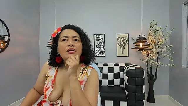 Snapshot of Bianca_Millf chatting on May 14, 3:46 am Bianca Millf online show from May 14, 3:46 am