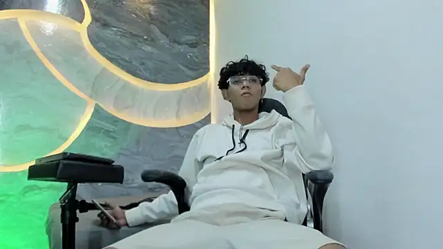 Sex Boy 33  online show from October 26, 4:29 am