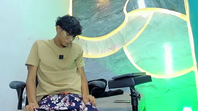 Sex Boy 33  online show from October 27, 4:16 am