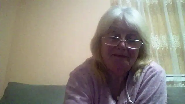 AmyLove353 online show from April 4, 9:45 pm