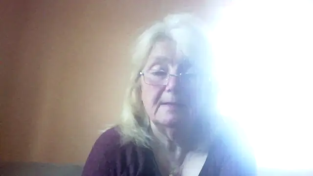 AmyLove353 online show from April 28, 4:28 am