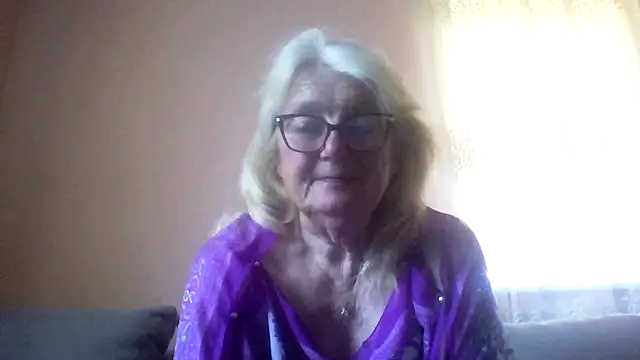 Snapshot of AmyLove353 chatting on June 5, 3:46 am AmyLove353 online show from June 5, 3:46 am