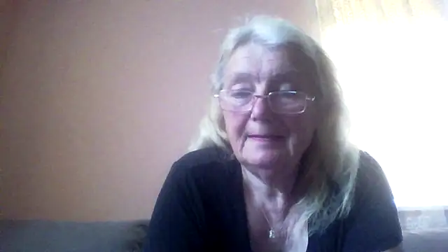 Snapshot of AmyLove353 chatting on June 6, 5:56 am AmyLove353 online show from June 6, 5:56 am