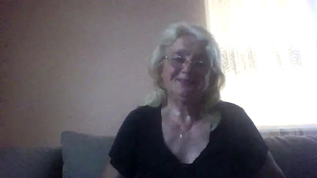 Snapshot of AmyLove353 chatting on July 16, 3:12 am AmyLove353 online show from July 16, 3:12 am