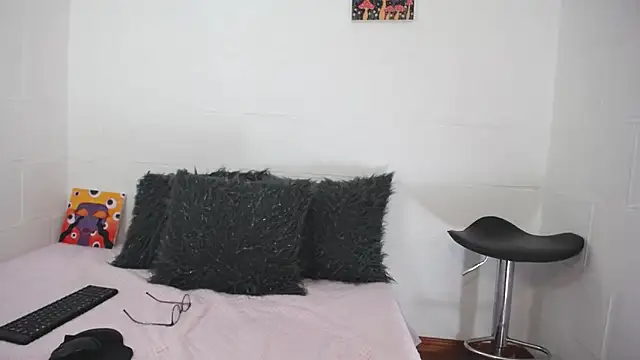 Snapshot of _IR1S_ chatting on November 6, 9:05 pm IR1S online show from November 6, 9:05 pm