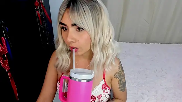 Emilyvalk  online show from March 7, 9:01 pm