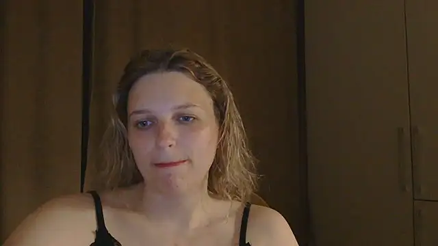 Snapshot of ElisSky301 chatting on May 27, 8:06 pm ElisSky301 online show from May 27, 8:06 pm