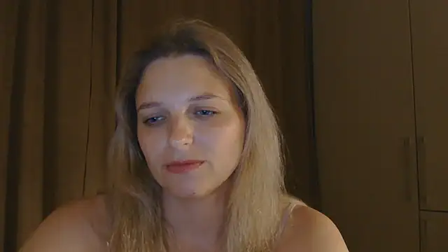 Snapshot of ElisSky301 chatting on June 19, 8:45 pm ElisSky301 online show from June 19, 8:45 pm