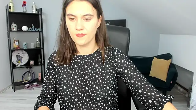 IzzyMonro online show from October 22, 8:30 pm