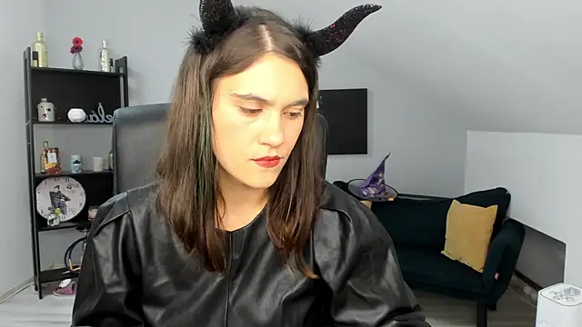 IzzyMonro online show from October 31, 9:05 pm