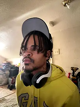 Snapshot of Mrmakeherwet_Tez chatting on January 7, 8:11 pm Mrmakeherwet Tez online show from January 7, 8:11 pm