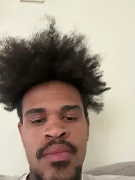 Snapshot of Mrmakeherwet_Tez chatting on February 4, 10:47 pm Mrmakeherwet Tez online show from February 4, 10:47 pm