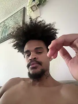 Snapshot of Mrmakeherwet_Tez chatting on February 26, 4:06 pm Mrmakeherwet Tez online show from February 26, 4:06 pm