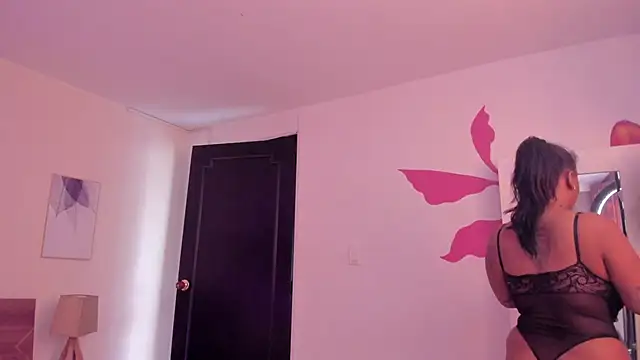 YariRose online show from March 6, 2:35 pm