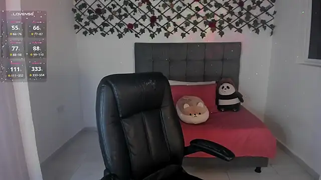 Snapshot of Karly_Closson chatting on November 23, 4:23 am Karly Closson online show from November 23, 4:23 am