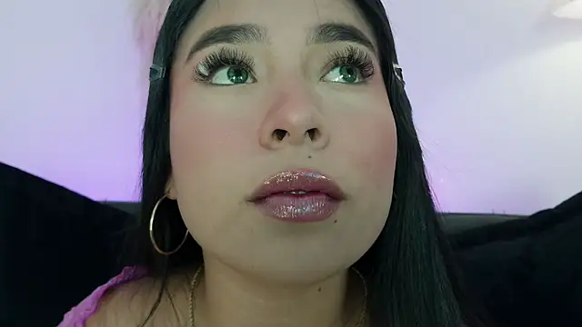 Snapshot of mia_roux1 chatting on May 23, 11:20 pm mia roux1 online show from May 23, 11:20 pm