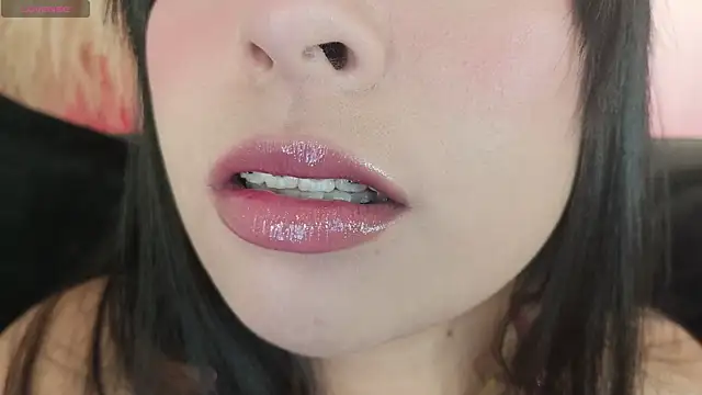 Snapshot of mia_roux1 chatting on June 8, 10:10 pm mia roux1 online show from June 8, 10:10 pm